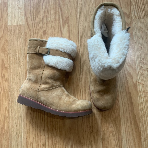 Woman’s Ugg Shearling Boots - Picture 2 of 15